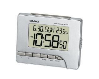 Reloj despertador digital Casio con termómetro y calendario en diseño gris plata | DQ-747-8EF