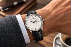 Elegante reloj de hombre con esfera blanca, visualización de día y fecha y correa de cuero negro con textura de cocodrilo | AIW7802