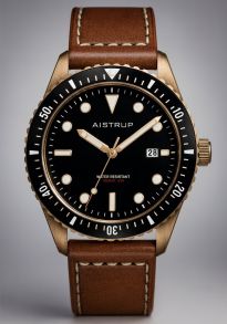 Reloj de hombre inspirado en el estilo vintage en latón con esfera negra, correa de cuero y resistencia al agua de 100 metros en diseño marítimo | AIW8501