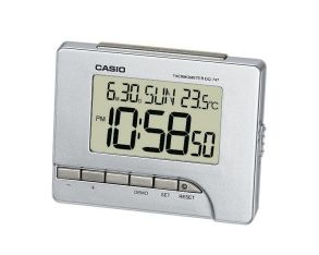 Reloj despertador digital Casio con termómetro y calendario en diseño gris plata | DQ-747-8EF