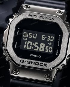 Reloj G-Shock digital con bisel de metal y pantalla invertida, serie Heritage | GM-5600U-1ER