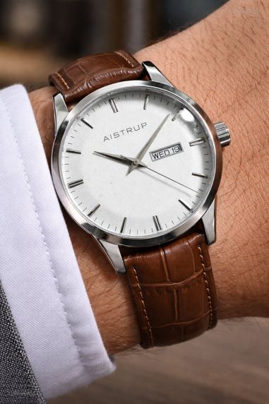 Reloj de pulsera clásico con esfera blanca, visualización de fecha y día, y correa de cuero marrón de la colección Aistrup Classic 78 | AIW7801