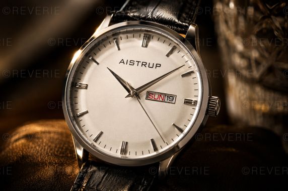 Elegante reloj de hombre con esfera blanca, visualización de día y fecha y correa de cuero negro con textura de cocodrilo | AIW7802