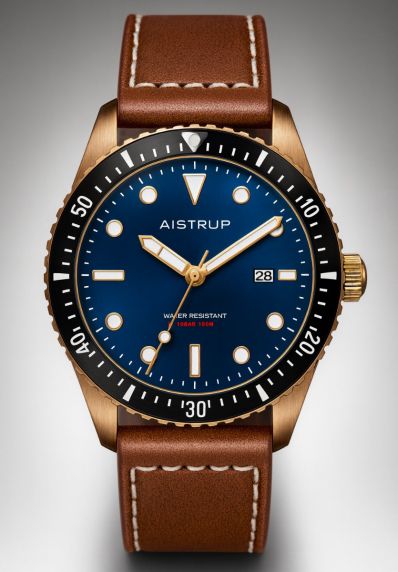 Reloj de hombre inspirado en el mar en latón con esfera azul, bisel negro y correa de cuero marrón hecha a mano en diseño vintage | AIW8502