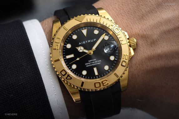 Aistrup reloj deportivo para hombre con esfera negra, bisel giratorio en tono dorado y correa de goma negra | AIW8804