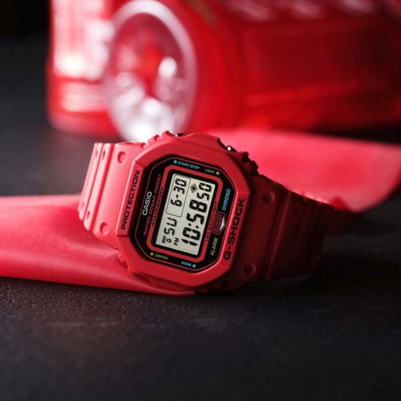 Reloj digital rojo G-Shock Energy Pack con pantalla Lightning | DW-5600EP-4ER