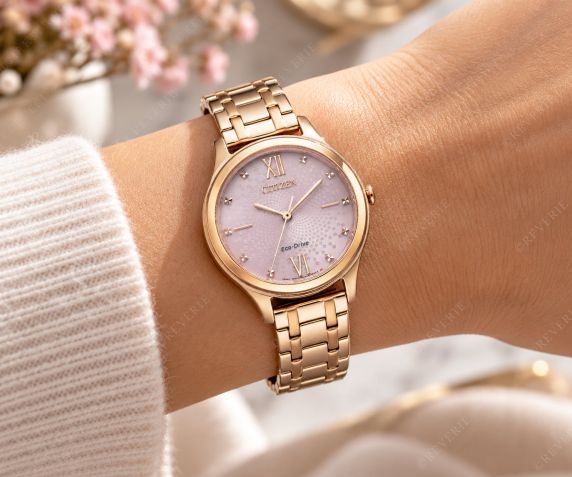 Citizen Eco-drive reloj de mujer con esfera de nácar | Elegancia chapada en oro rosa con marcadores de hora de cristal y reserva de marcha de 180 días | EM0503-75X