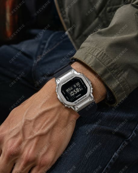 Reloj G-Shock digital con bisel de metal y pantalla invertida, serie Heritage | GM-5600U-1ER