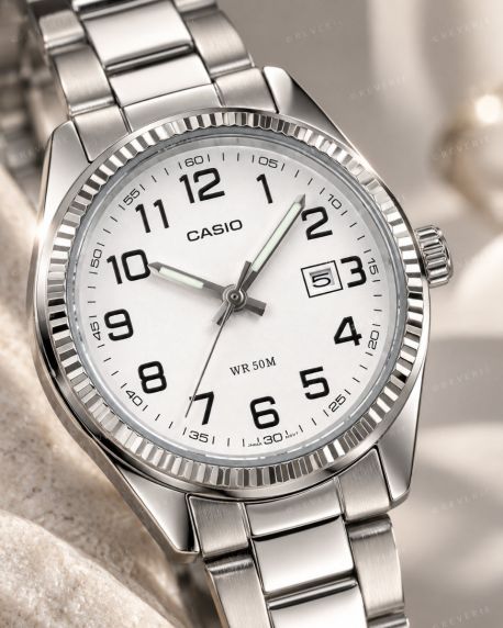 Reloj de acero para damas Casio con esfera blanca y números arábigos | LTP-1302PD-7BVEG