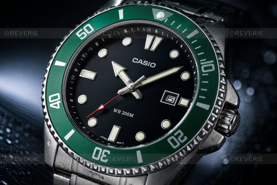 Reloj profesional de buceo Casio Diver con bisel verde y resistencia 200M | MDV-107D-3AVEF